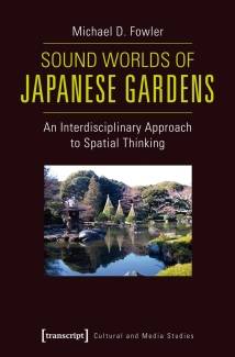 Das Buchcover für &quot;Sound Worlds of Japanese Gardens&quot; präsentiert eine visuell ansprechende Szenerie, die die reiche Klangwelt japanischer Gärten einfängt.